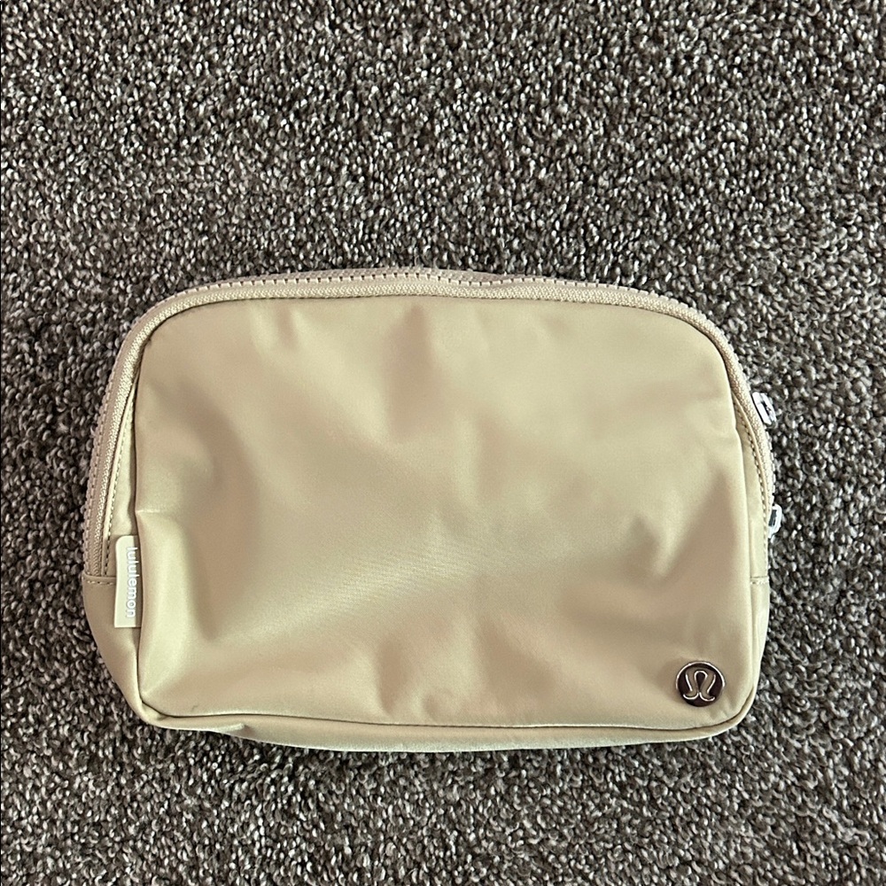 Lululemon everywhere belt bag